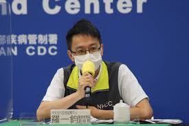 吳昌騰表示， 這個案看起來也類似「沉默缺氧」 (也有人稱「快樂缺氧」，因病毒攻擊，病人不知自己肺部已遭浸潤。) 他也舉例日前 有年輕人 ，因車禍受傷被送到急診室，因有雙北地區接觸史，所以幫他做了檢測也拍攝肺部x光片. Rwu3eit Fgimdm