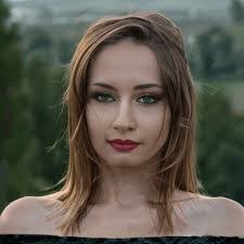 Lora Good's Instagram, Twitter & Facebook