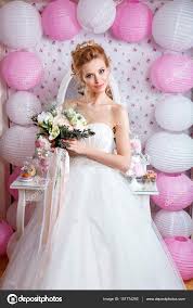 ファッション結婚式髪型とウェディング ドレスのスタジオでポーズ美しい