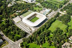 It is rectangular in shape and covers about 1.8 km². Profis Trainieren Wieder Im Grossen Garten