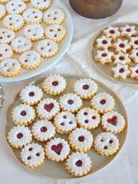 Diese Linzer Augen Sind Bei Uns Fixer Bestandteil Des Weihnachtlichen Kekstellers Das Kekse Backen Rezept Platzchen Backen Weihnachten Weihnachtskekse Backen