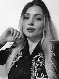 Cierro este ciclo con gratitud y comienzo este 2026 con el corazón abierto  lleno de amor y alegría y esperanza!!! Brindo con todos y todas por lo que  hemos soltado, aprendido, renovado,