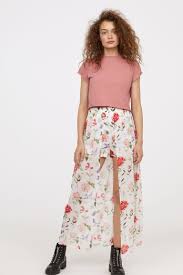 Uzun Etekli Sort Beyaz Cicekli Kadin H M Tr Moda Stilleri Kadin Etekli Kiyafetler