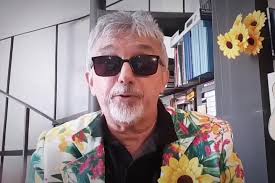 O ator e cantor Falcão também é...