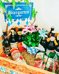 Diy Mini Biergarten Selber Machen Kiste Mit Heu Auffullen Und Oben Auf Mit Verschiedenen Biersorten Und Wurs Geburtstag Selber Machen Geschenke Geschenkideen