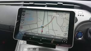 タブレットあまり活躍してないから 車で使おうか つう事で ナビ本体に穴開けてwww ネジ穴作ってステー延ばしたり色々して タブレット置けるようにしました笑 スマホも当然置けます笑 マグネットも付けたので 本体が動くこともないです androidのナビ買った