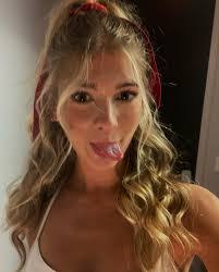 Anna Slade's Instagram, Twitter & Facebook