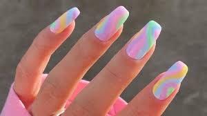 Uno de los manicure más top para primavera 2021 son las líneas curvas, por eso, te dejamos esta propuesta en donde las uñas se cubren por completo con diversos colores pasteles que generan un efecto visual atrapante y cautivador. Decora Tus Manos Con Los Disenos De Unas Que Seran Tendencia Este Verano 2021 Todo Para Ellas