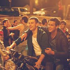 Filmul tres metros sobre el cielo (trei metri deasupra cerului) spune povestea de dragoste dintre babi, o elevă exemplară la o școală privată și un tip pe nume. 8 Locuri Memorabile Din Barcelona In Care Au Fost Realizate FilmÄƒrile La Trei Metri Deasupra Cerului Diez