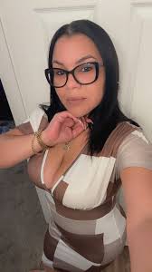 Buenas Noches. 71 anos, 4 hijos, 11 nietos y 3 bisnietos. Dios los bendiga  a todos y mantenga los huracanes muy lejos de Puerto Rico. Abrazos y  Bendiciones siempre.