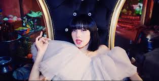 Kamu tinggal padu padankan dan tambah dengan aksesoris yang cocok. Lisa Blackpink Makin Cantik Pakai Baju Desainer Di Lagu Baru