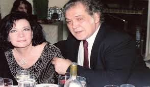 Ο κώστας καζάκος και η τζένη καρέζη παρέμειναν αχώριστοι, μέχρι τη στιγμή που η ηθοποιός έφυγε από τη ζωή το 1992 από καρκίνο. Kwstas Kazakos Eprepe Na Mpw Ki Egw Ston Tafo Mazi Me Thn Tzenh Ourlife Gr