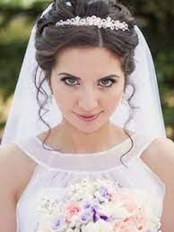 Hochzeitsfrisuren Mit Diadem Auf Unterschiedlich Langen Haaren Diadem Haaren Braut Frisuren Modern Bridal Hairstyles Wedding Hairstyles Bridal Hair