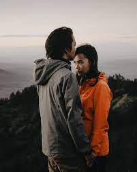 Foto prewed / prewedding di gunung dengan tema prewedding alam gunung bromo ini sangat unik serta menyenangkan sekali kawan. 7 Ide Prewed Tema Anak Gunung Ala Fiersa Besari Pakai Jaket Outdoor