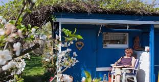 Reglementierte Erholung Unter Welchen Bedingungen Eine Gartenlaube Gebaut Werden Darf Steht In Der Bauordnung Des Jeweiligen Bundeslandes Foto Gartenlaube Gartenhaus Bauordnung
