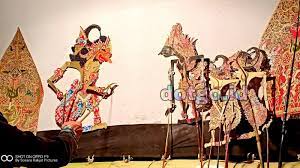 Mengikut catatan sejarah wayang kulit pernah dipersembahkan di perkarangan istana raja melayu yang pertama memerintah negeri kelantan 200 tahun dahulu. Wayang Kulit Sejarah Media Dakwah Islam Sejak Zaman Walisanga Sunan Kalijaga Dotgo Id