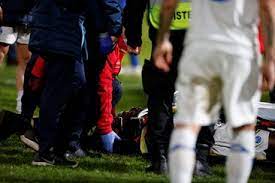 O jogador do alverca alex apolinário caiu este domingo inanimado em campo, durante o jogo com o união de almeirim, da 10.ª jornada do foi transportado para o hospital e está estável, segundo o clube. Nanu Socorrido E Transportado Ao Hospital Apos Choque Durante Jogo Entre Fc Porto E Belenenses Sad Veja As Imagens Fotogalerias Correio Da Manha