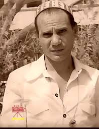 العندليب الاسمر صوت وكايرزما وحضور لايمكن تكراره كل من سبقوه ماتت اغانيهم  وشاخت وكل من كان بجيلة لم يبقي له أي أثر .. من عام 1954 إلي الأن بقي حليم  الخالد الأوحد