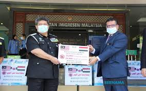 The immigration department of malaysia (malay: Bernama Covid 19 Embassy Of Yemen Contributes Face Masks And Gloves To Immigration Department
