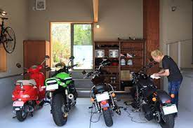 ビルトインガレージのバイク置き場 ビルトインガレージ 建築 ガレージ