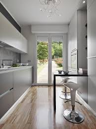 L'aménagement des ces cuisines en longueur n'est pas évident. Cuisine Avec Fenetre Conseils De Pro Idees Modernes Fenetre De Cuisine Decoration Cuisine Renovation Appartement