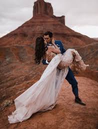 Love Is In The Air A Wedding Suspended 400 Feet Above A Canyon In Utah Adventure Wedding Wedding Photography Poses Elopement Wedding Photography