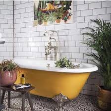 Grande salle de bain avec carrelage décoratif à motif floral. 18 Idees Pour Adopter La Couleur Dans La Salle De Bains