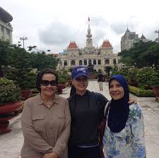Beliau mula bergiat aktif dalam dunia hiburan tanah air sejak 1997 ketika berusia 11 tahun menerusi iklan ovaltine yang menjadi kemunculan sulungnya di. Foto Lisa Surihani Yusry Lepas Rindu Di Vietnam