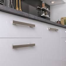 Tirador para muebles de cocina estilo moderno en acabado cromo mate y en diferentes medidas. Lote 2 Tiradores Cocina Delinia Id Ios Niquel Satinado Leroy Merlin