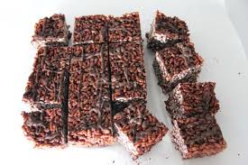 Se cercate dolci veloci da fare c'è chi la chiama torta riso soffiato e cioccolato e chi ciocorì, ma indipendentemente dal nome ciò che hanno in comune queste ricette sono gli ingredienti. Dolcetti Di Riso Soffiato Marshmallows E Cioccolato Arabafelice In Cucina