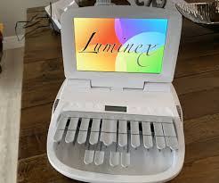 Stenographers, court reporters & transcriptionist use a specialized keyboard called a stenograph machine which has fewer keys than a conventional alphanumeric keyboard. The Art Of Quick Typing Select Court Reporters