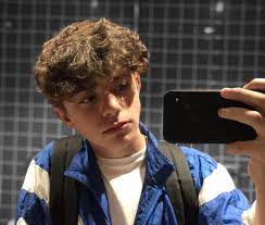 Junge mit locken