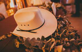 Maybe you would like to learn more about one of these? Ein Mann In Einem Weissen Cowboy Hat Bei Sonnenuntergang Stockbild Bild Von Himmel Braun 37720821