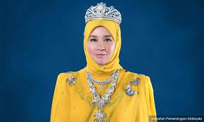 Raja permaisuri agong, tunku azizah aminah maimunah iskandariah merasmikan pembukaan pusat rawatan kesuburan alpha. Malaysiakini Raja Permaisuri Agong Sedih Polis Tangkap Pengkritik Baginda