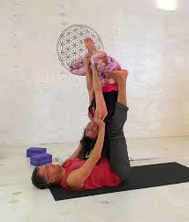 Die folgende liste beinhaltet einige der bekanntesten hatha yoga übungen. Acro Yoga Kopfuber Ins Gluck Achtung Suchtgefahr