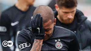 Blutige gesichter, bullige schlägertypen und brennende fackeln: Brasilianischer Fussballprofi Luiz In Belgrad Rassistisch Beleidigt Aktuell Europa Dw 20 02 2017
