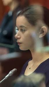 Ciclo de Cine Francés 🎥🇫🇷, La fille au bracelet • Stéphane Demoustier,  Lise, de 16 años, está acusada de haber asesinado a su mejor amiga. Durante  el juicio, sus padres la defienden de manera ...