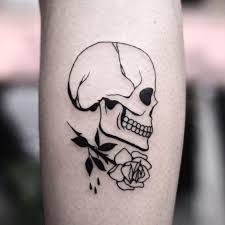Pin By Rainbow Chitaru On Mis Tatoos Skull Rose Tattoos Skull Tattoo Pirate Skull Tattoos