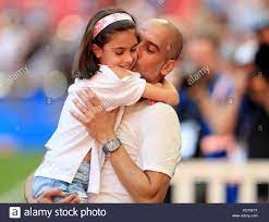 Alli und tochter von guardiola küssen sich. Manchester City Manager Josep Guardiola Feiert Mit Seiner Tochter Valentina Guardiola Nach Der Gemeinschaft Schild Match Im Wembley Stadion London Stockfotografie Alamy