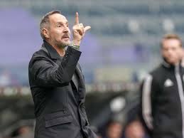 Eintracht frankfurt fans fondly remember the 2018/19 season when adi hütter introduced his high tempo attacking style of football at the deutsche bank park and qualified frankfurt for the following season's europa league. Eintracht Frankfurt Adi Hutter Verlasst Die Sge Was Hat Er Vor Eintracht