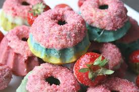 Bunte Mini Gugelhupfe Mit Einhorn Glitzer Erdbeerzauber Vivabini Essen Fur Kinder Erdbeeren Essen