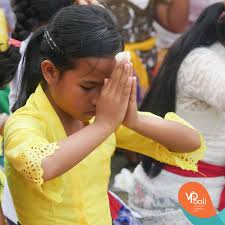 Our Lovely Student Praying During A Full Moon Ceremony Thisisbali Balilife Culture Hindu Bali