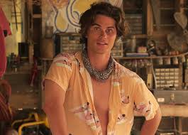 The protagonist lives on his own because his. Chase Stokes Talks Outer Banks Season 2 Purewow