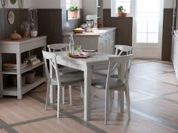 L'étagère murale débarque à votre rescousse pour occuper l'espace. Table De Cuisine