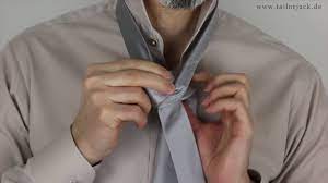 Für viele ist er etwas einfacher zu binden als der windsor, erfordert aber trotzdem übung. Einfacher Windsor Knoten Anleitung Zum Binden Youtube