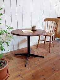 ご自宅がカフェに大変身 オーク無垢材を使ったラウンドテーブル 木材ならではの自然な風合いに 国内生産の鉄脚ががっちりマッチ 天板の大きさもテーブル の高さも自由に変更できるオーダーメイド鉄脚テーブルです ラウンドテーブル 小さなダイニングテーブル 丸い