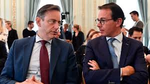 Hoelang hij nog doorgaat met politiek, bijvoorbeeld. Op Zoek Naar De Oorzaak Voor De Koude Oorlog Tussen Bart De Wever En Kris Peeters Vrt Nws Nieuws
