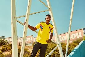 Chaque pays arbore une nouvelle tunique conçue par leur équipementier pour cet évènement mondial. Adidas Devoile Les Maillots De La Colombie Pour La Coupe Du Monde 2018