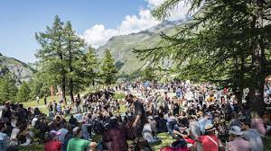 Une randonnée gargantuesque truffée de rencontres et de rigolades, de pépites culturelles et de délices culinaires. Palp Festival Et Au Milieu Coule Une Rocklette
