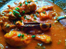 Weekend biasanya sedikit nyiapin menu yang bisa disajikan sewaktu sibuk tetapi tetap menggugah selera untuk dimakan. Resepi Ayam Masak Merah Tanpa Santan Paling Sedap Dari Dapur Kak Tie